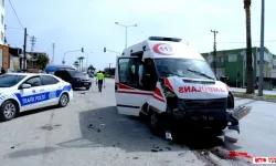 Mersin'de Hasta Taşıyan Ambulans İle Ticari Araç Çarpıştı