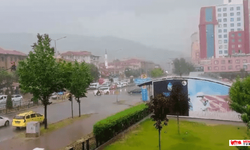 Bursa'da Sağanak Yağış ve Şimşekler Yaşamı Olumsuz Etkiledi