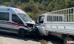 2 Ambulans ve Kamyonet Çarpıştı: 7 Yaralı