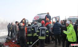 Kazaya giden ambulans, tıra çarptı: 8 yaralı