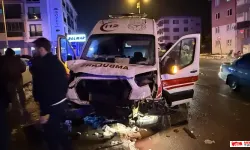 Korkutan kaza: Ambulans ile otomobil çarpıştı, 7 kişi yaralandı